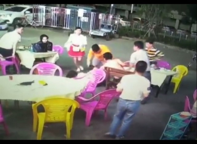 女子火锅店被半裸男子扑倒暴力猥亵！全店人出手了（视频/组图） - 2