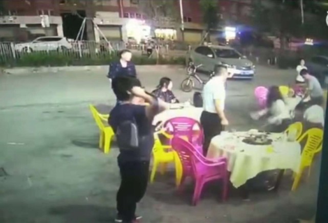 女子火锅店被半裸男子扑倒暴力猥亵！全店人出手了（视频/组图） - 3