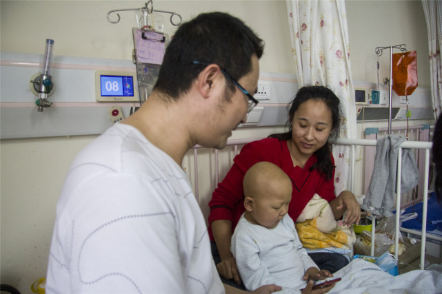 4岁男孩为保命切除右肾 离异父母病床前和好