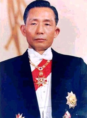 怕美军撤走,朴槿惠父亲瞒着美国搞核弹,遇刺后