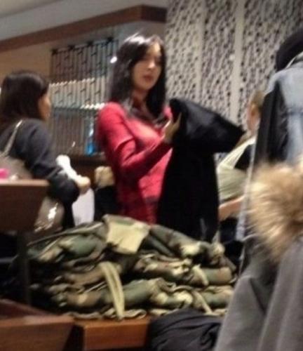 51岁王祖贤至今单身,生活拮据买打折货!网友:都