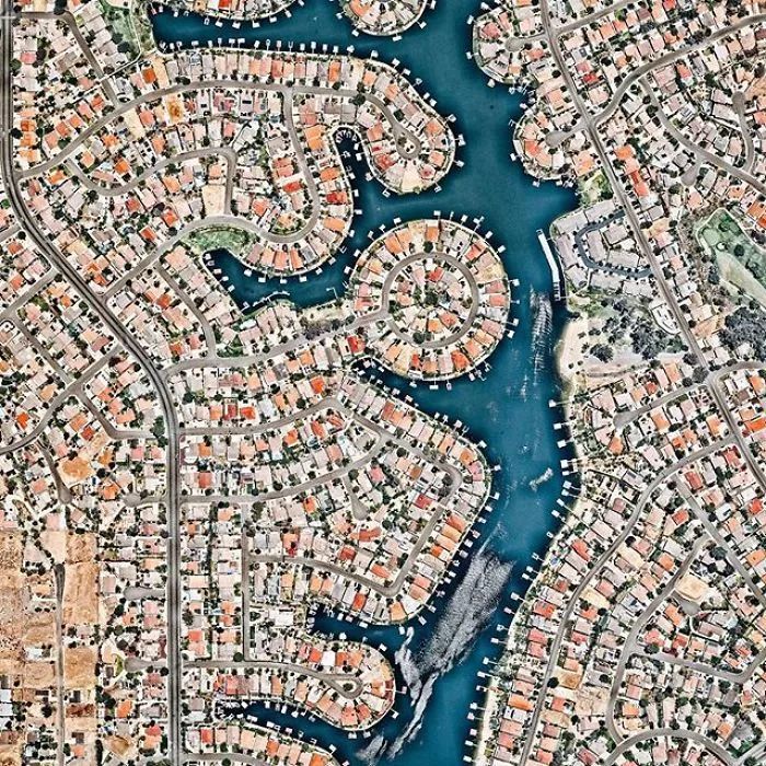 他从上帝视角拍摄这个世界,一切都是我们没见