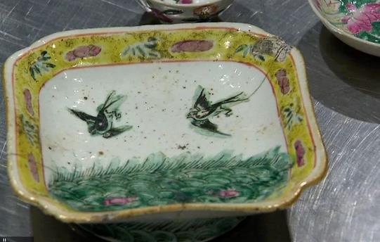 游客想携带大量文物出境 被海关人员问到沉默