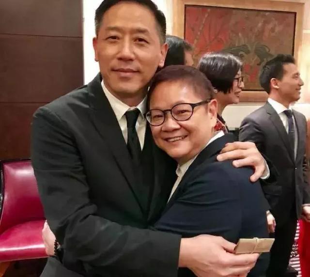 因张国荣一生未结婚的他，59岁颜值依然出众，两鬓白发显眼