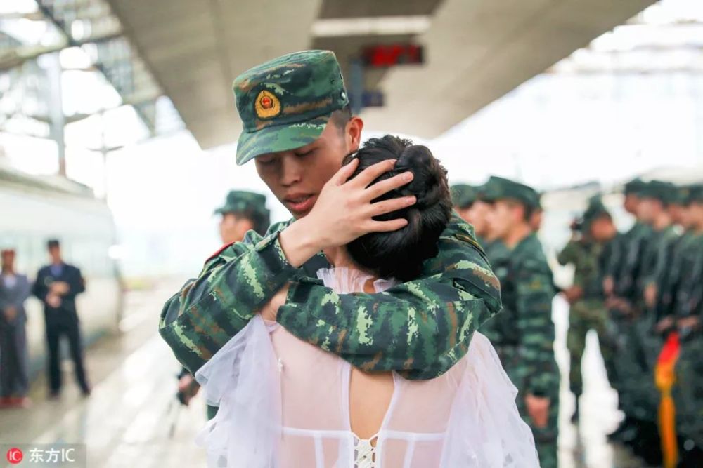 军人婚纱照图片_军人婚纱照图片大全(2)
