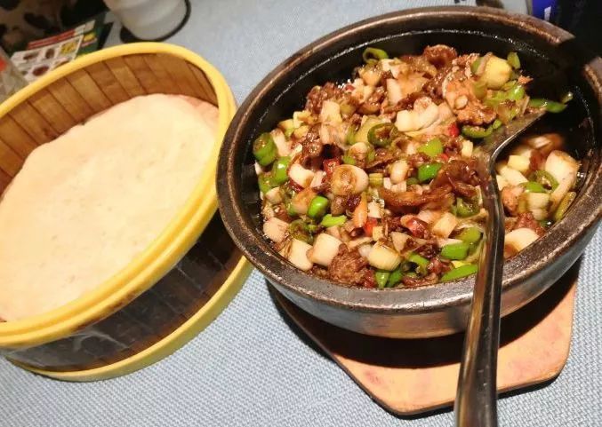 辣椒炒肉配饼