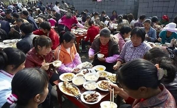 在农村吃酒席,与不认识的人吃饭遇到的最尴尬的三件事