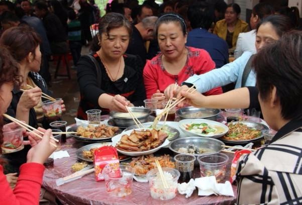 在农村吃酒席,与不认识的人吃饭遇到的最尴尬的三件事