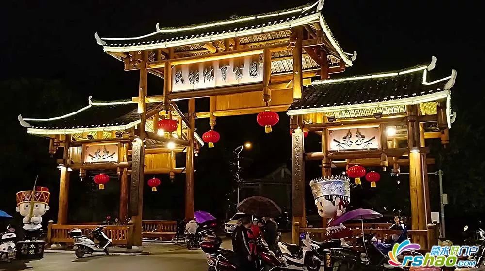 水东新区苗门迎宾广场钟慧龙  摄 融水芦笙广场的夜景钟慧龙  摄 人保