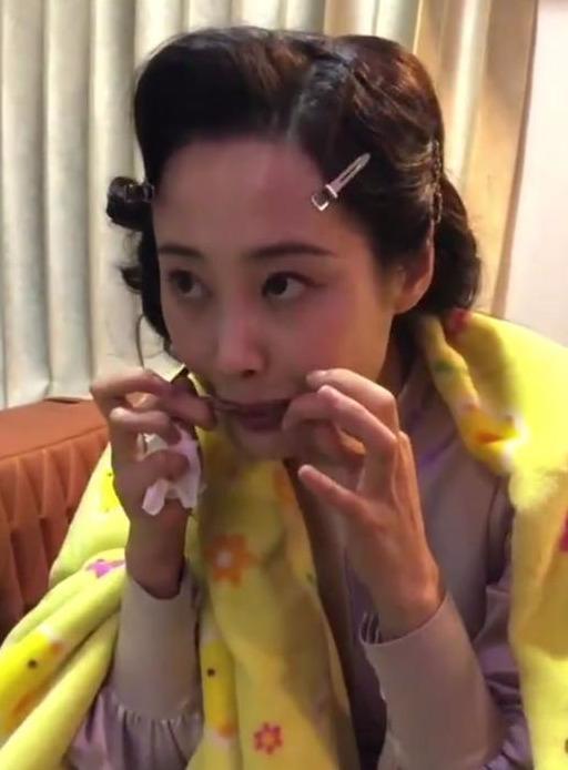 卫嬿婉李纯不开美颜直播,吃卤味掉进垃圾桶,网