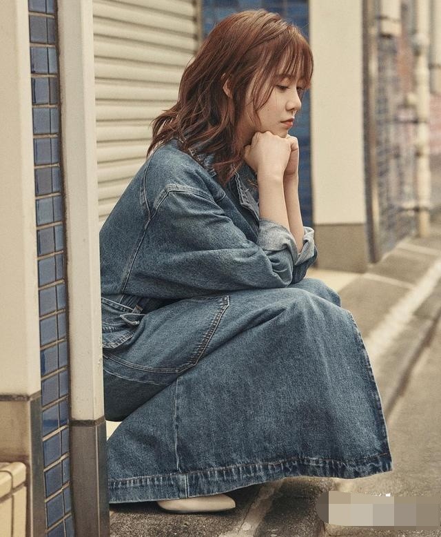 甜美人妻具善惠漫步街头文艺范十足 手牵男孩