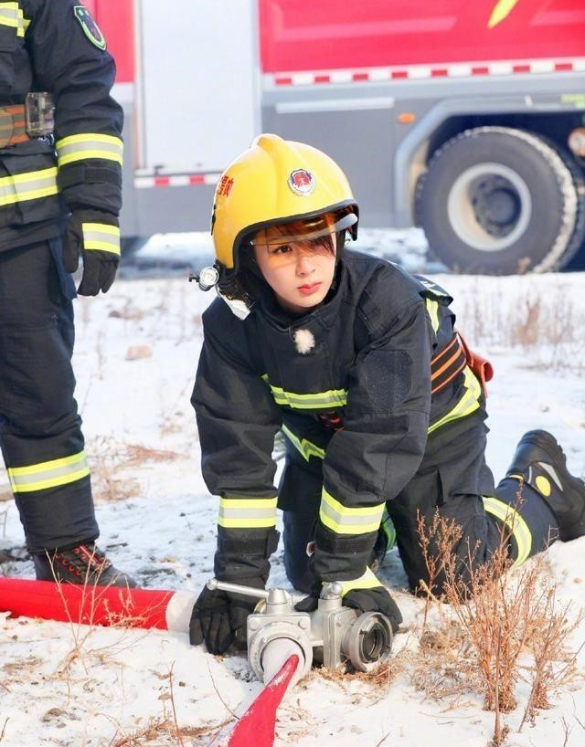 杨紫加盟电影《烈火英雄》,向消防人员致敬,又佩服又