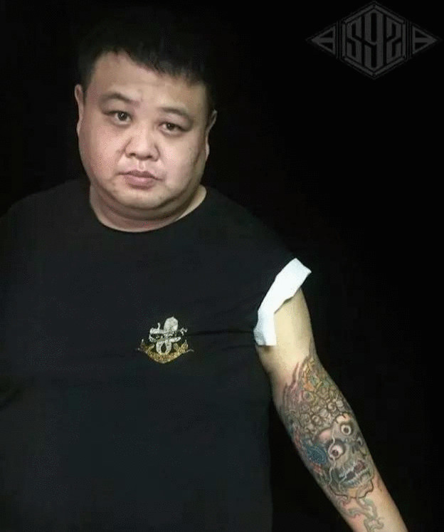 烧饼的纹身在左胸,面积也不小,是一种图腾,应该是祈福用的.