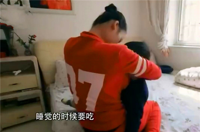 9岁孩子睡觉还要吃母乳,妈妈很无奈,育儿师:原