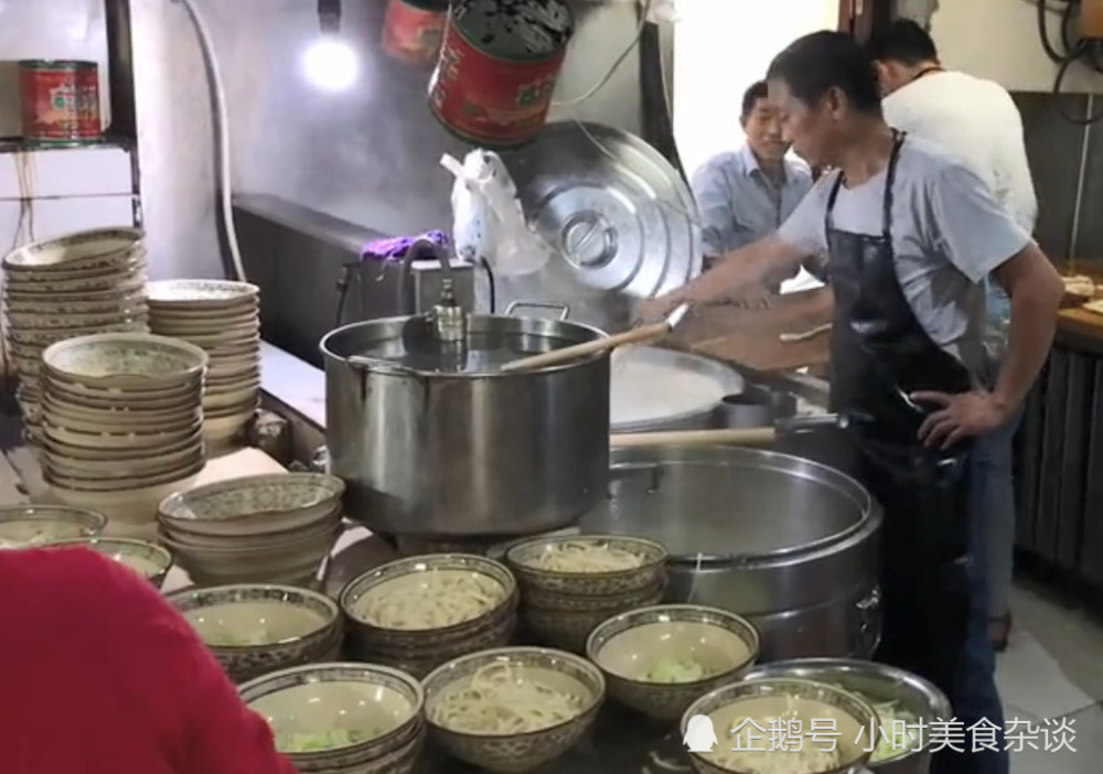 西安这家自助面馆火了,十元一碗肉都没有,网友却说卖