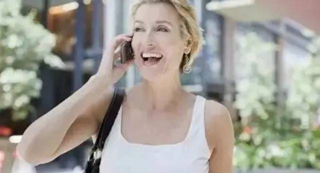 怎么用英语打电话,10个句子帮你搞定!