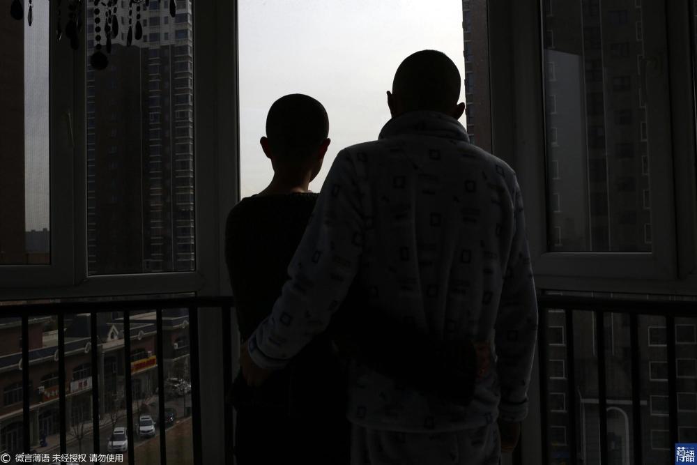 21岁女孩剃光头陪血癌抗样子:你若不在,此生我男友的尿憋女生图片