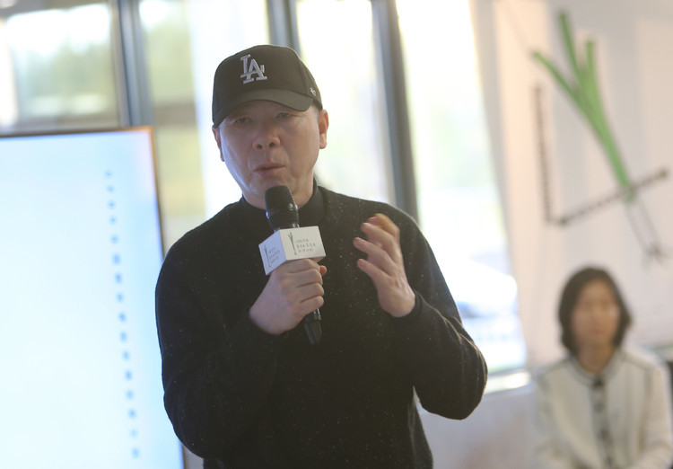 冯小刚一身黑衣低调现身，戴棒球帽，面容显憔悴