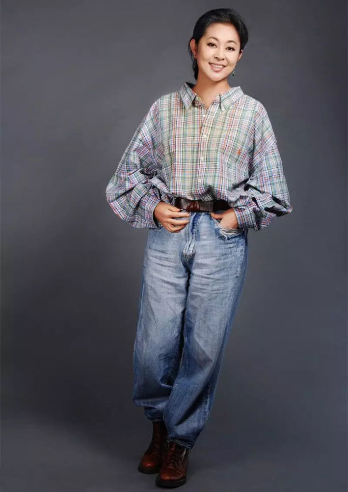 59岁倪萍瘦身后现身，简约装扮低调保暖，大衣搭配阔腿裤显气质