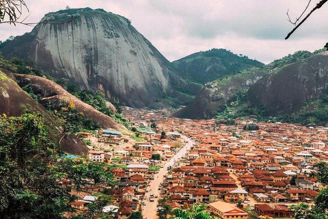非洲石油出口最多的国家,粮食储备也丰富,经济