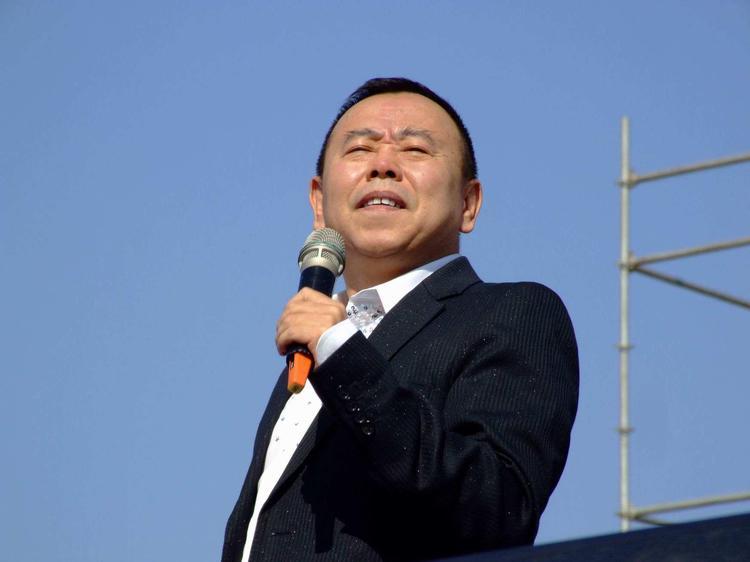 老总潘长江_潘长江举起手来图片