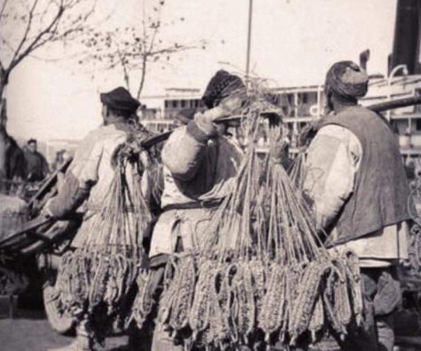 距今100多年的晚清老照片,原来当时的农民是这样的