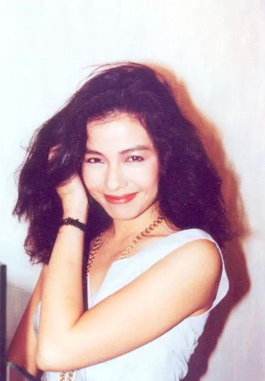 曾是东方玛丽莲梦露，却为爱守寡11年，今58岁美过关之琳