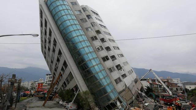 发生地震时,高层住户如何逃生?
