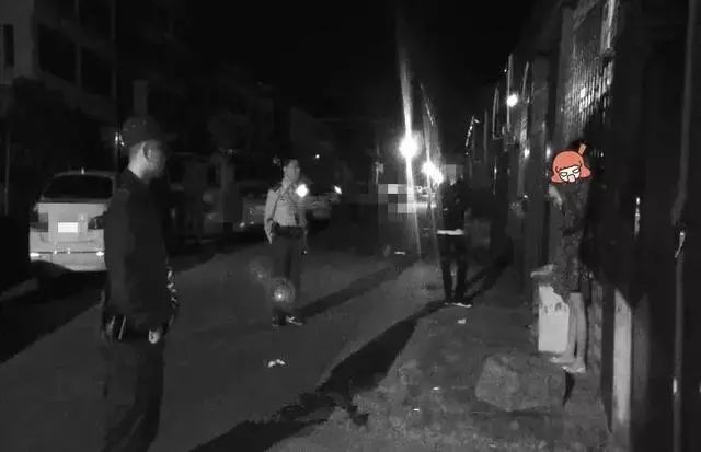 接警后,值班民警程夏冰立即组织特警队员前往处置.