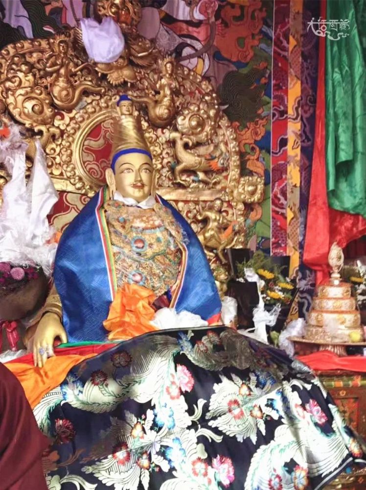 拉萨地区的藏族民众,都会扶老携幼面对拉萨大昭寺内的白拉姆神像,双手