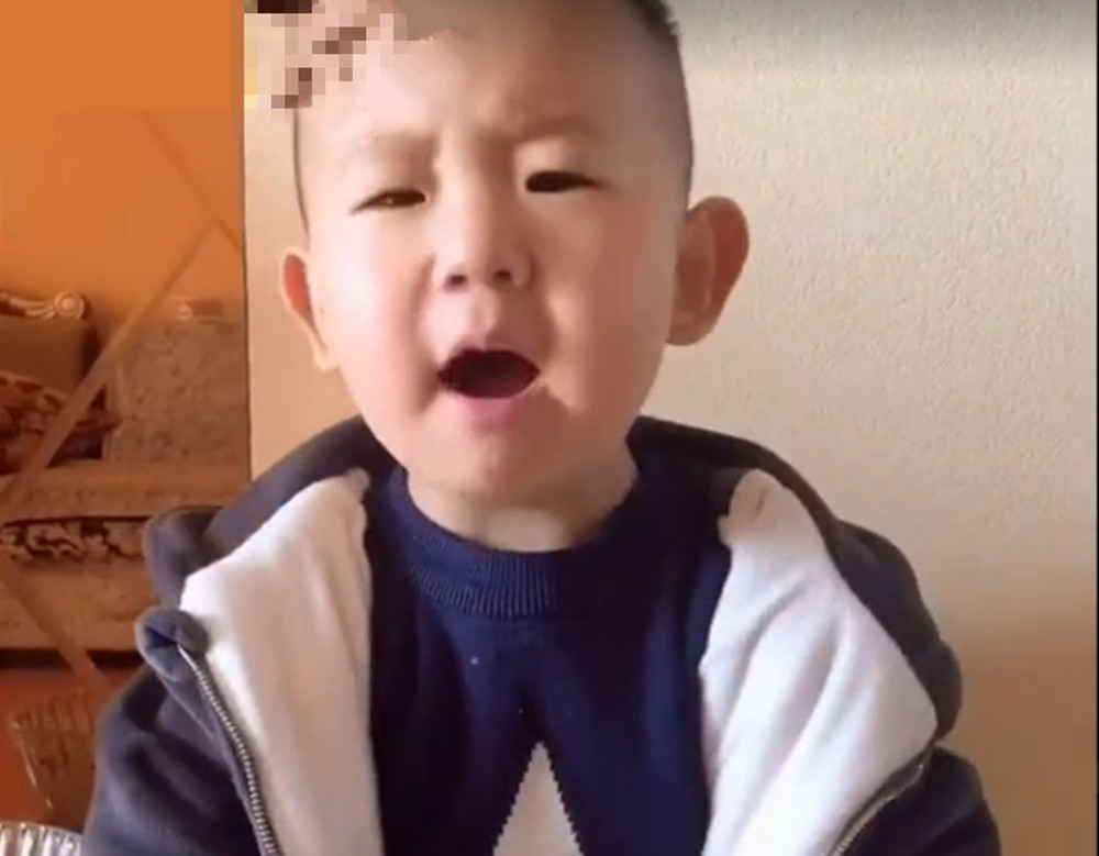 妈妈对儿子说你是捡来的,看儿子机智的回怼,妈