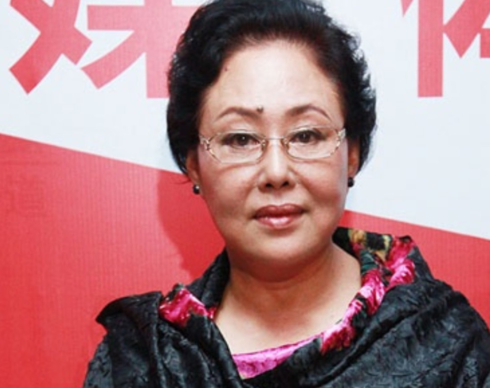 艺术家斯琴高娃现身活动，拄伞而行众人开路，网友直呼霸气仍在!