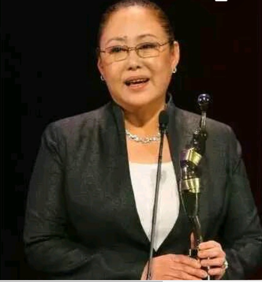 艺术家斯琴高娃现身活动，拄伞而行众人开路，网友直呼霸气仍在!