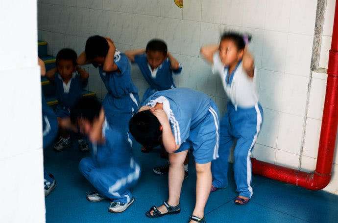 小学生满嘴脏话,妈妈书包藏录音笔,听到老师的