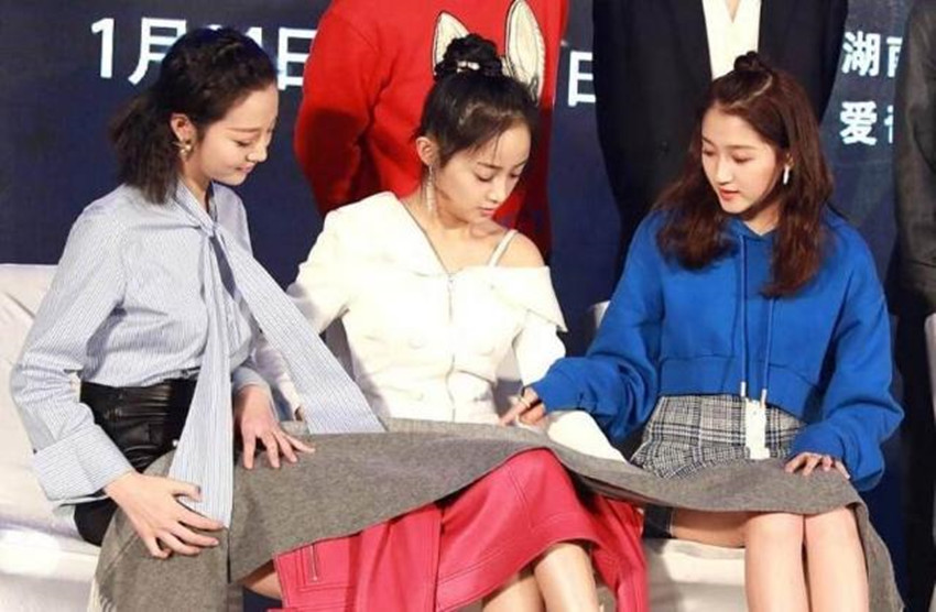 看看女星穿裙子时的坐姿：赵丽颖关晓彤“简单粗暴”，李冰冰优雅