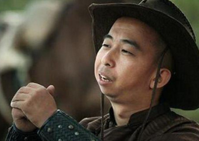 被称"最丑"男演员,一米六身高却年入千万,妻子长相让