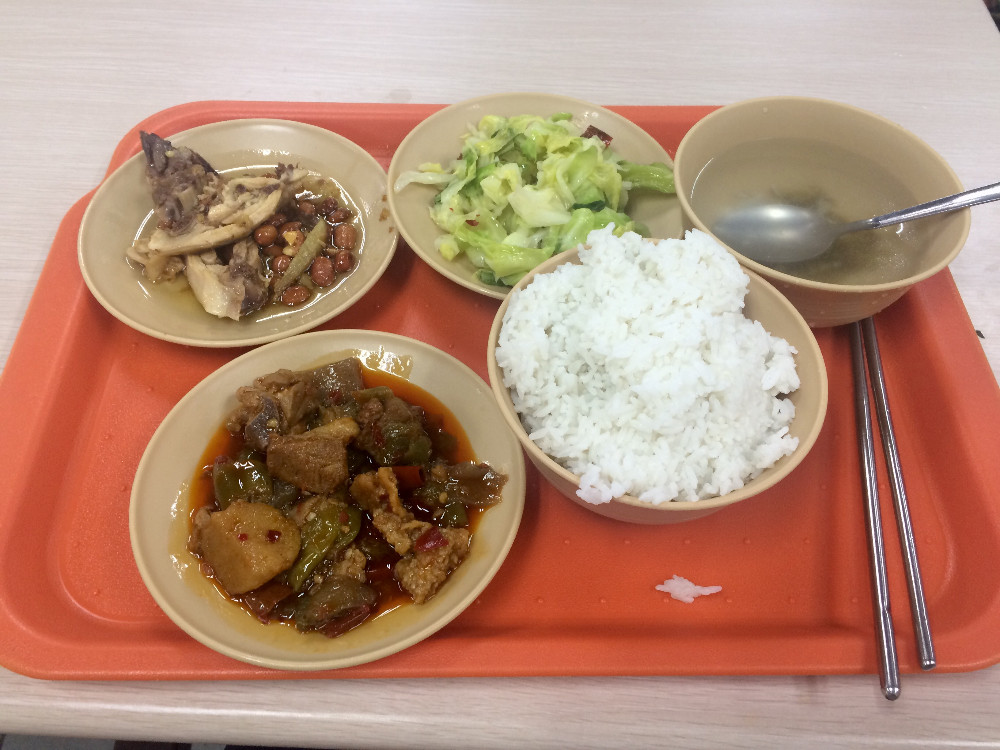 实拍:东莞工厂饭堂,每天吃饭人员拥挤,一年365天生意