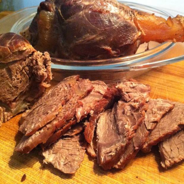 拉面的牛肉最好选择牛健子肉,因为牛健子肉煮熟后比一般的牛肉出汁多