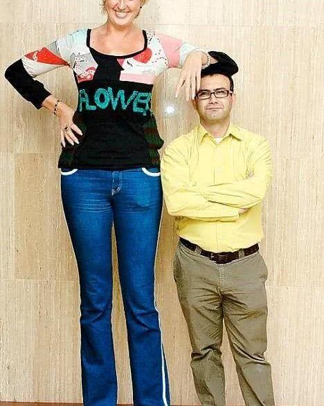 俄罗斯身高最高的女人,腿长赶上普通男性高度,创造3个