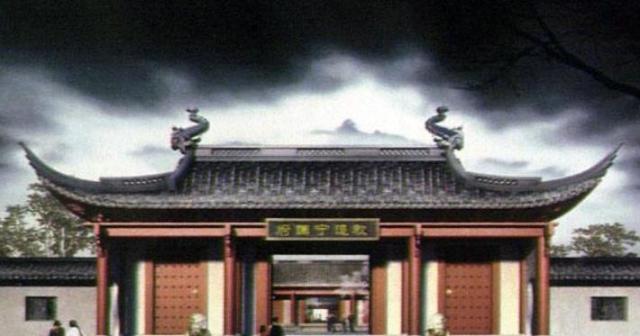 宁国府平静祥和?这三个字的评价,从侧面反映了它衰败