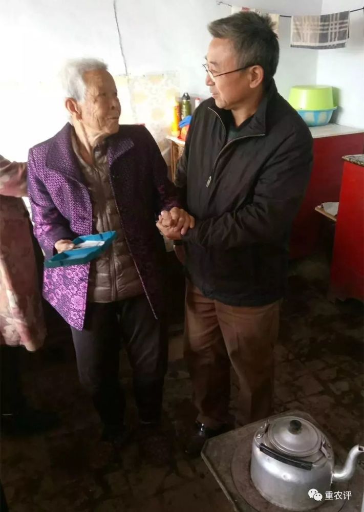 (笔者探望村里孤寡老人)