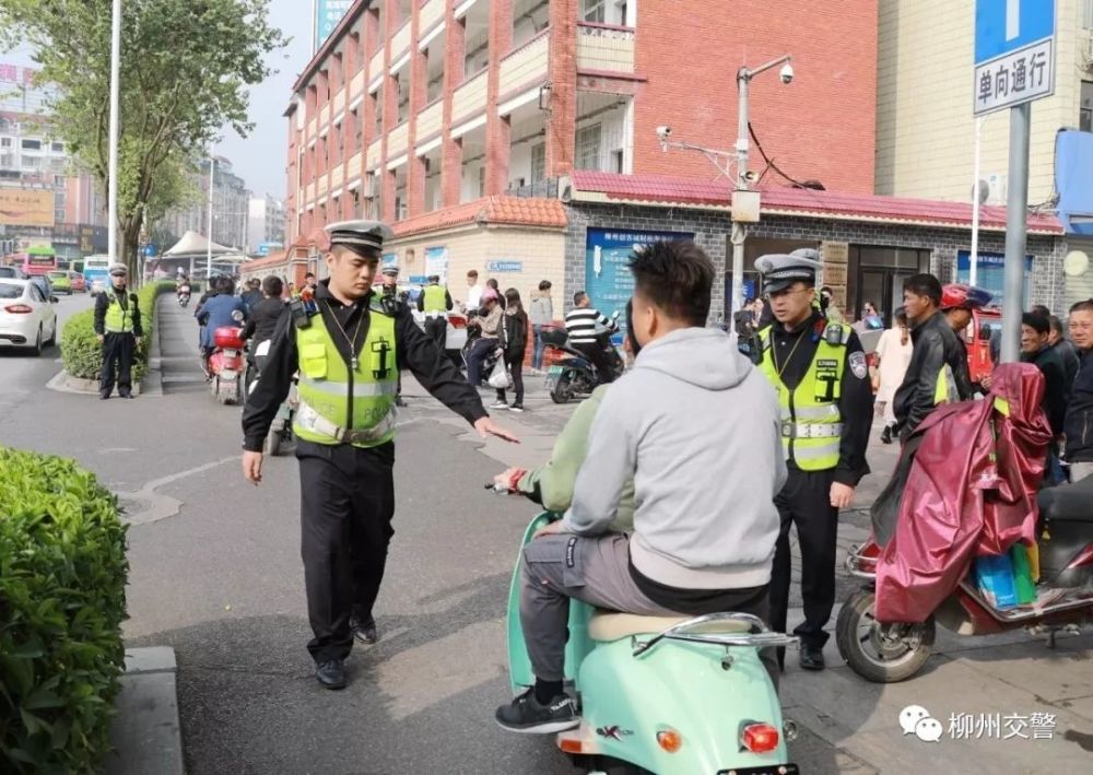 暴力袭警男子已被刑拘 群众自发探望受伤交警