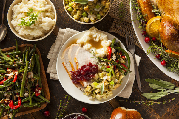 今年的美国人在感恩节吃饭花了多少钱?