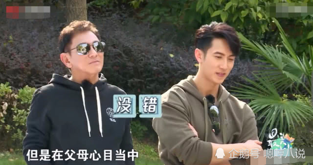 吴尊72岁爸爸上综艺,牛仔裤小白鞋潮范十足,场