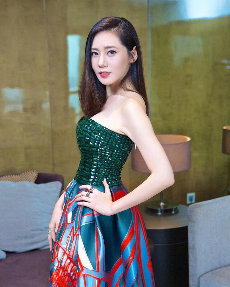 中国媳妇秋瓷炫,网友说她像贾静雯,又像高圆圆,还像