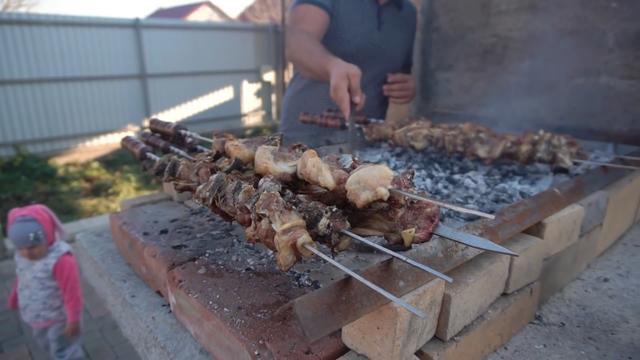 男子买200斤羊做烤羊肉,还没熟家里猫狗就嚷
