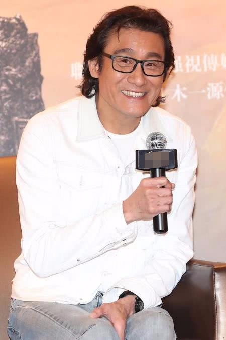 60岁梁家辉一头黑长发穿拖鞋与影迷合照,网友:差点以为是李咏