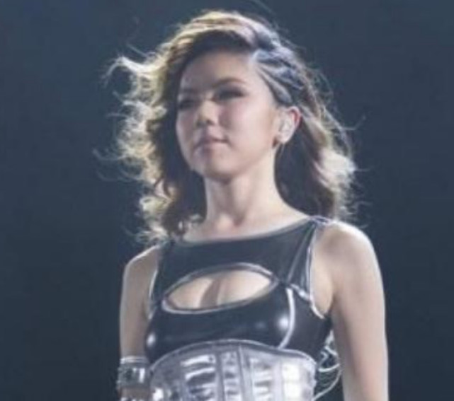 90后最红的女歌手,因酷爱穿皮裤走红,如今成为各音乐