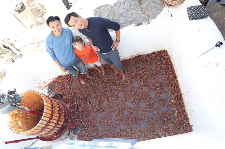 谢霆锋坦承做饭改善家庭关系 吴彦祖惊喜现身