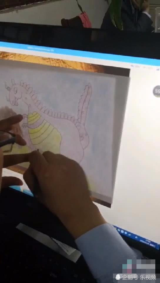 幼儿园老师给孩子布置画恐龙的作业,家长的操